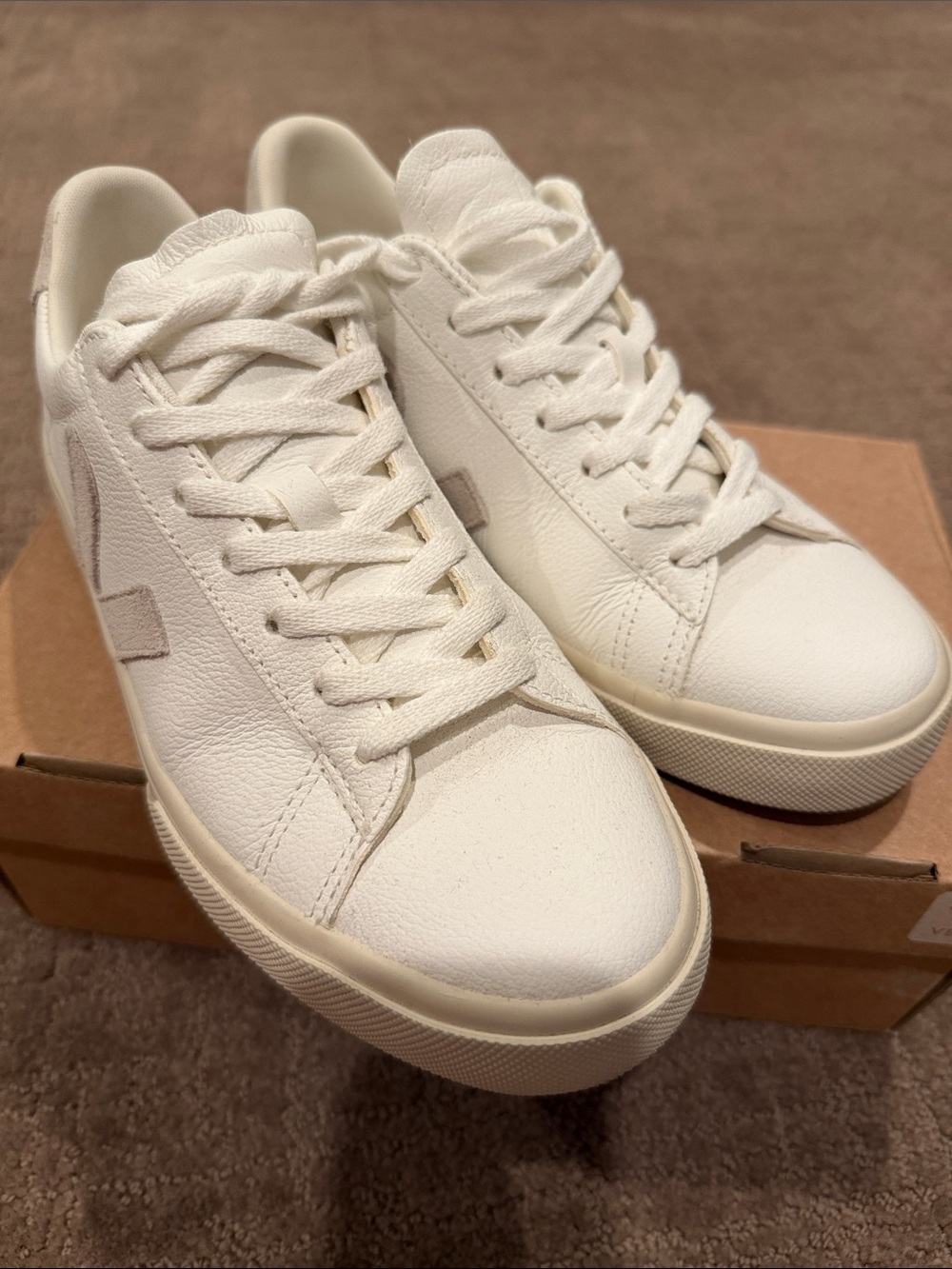Veja Campo .
White Leather Low-Top Sneakers with Gray Heel Logo